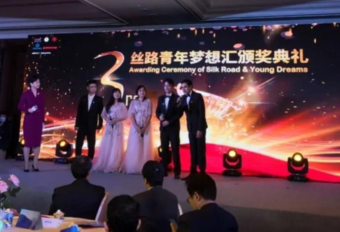 快來聽深大版《你的答案》！這首歌在央視舞臺大放異彩！