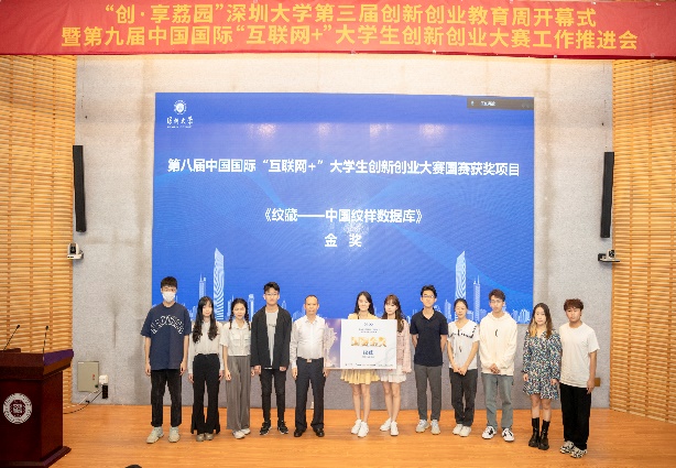 一群人站在畫前合影中度可信度描述已自動生成